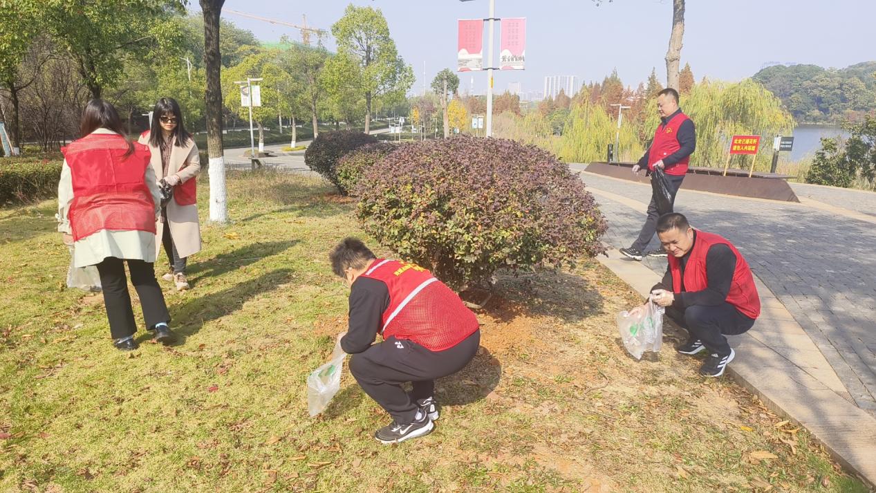 城发港务公司开展“徒步捡垃圾 环保伴我行”志愿活动